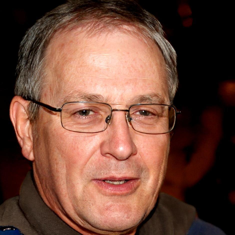 Instructor especializado en terapia familiar durante una sesión de formación práctica